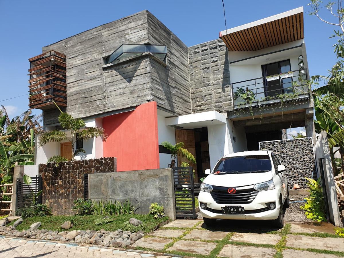 Happy House Bnb Bromo Backpacker Hotel Probolinggo Exterior photo